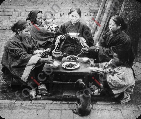 Essende Chinesinnen ; Chinese meal - Foto simon-173a-030-sw.jpg | foticon.de - Bilddatenbank für Motive aus Geschichte und Kultur